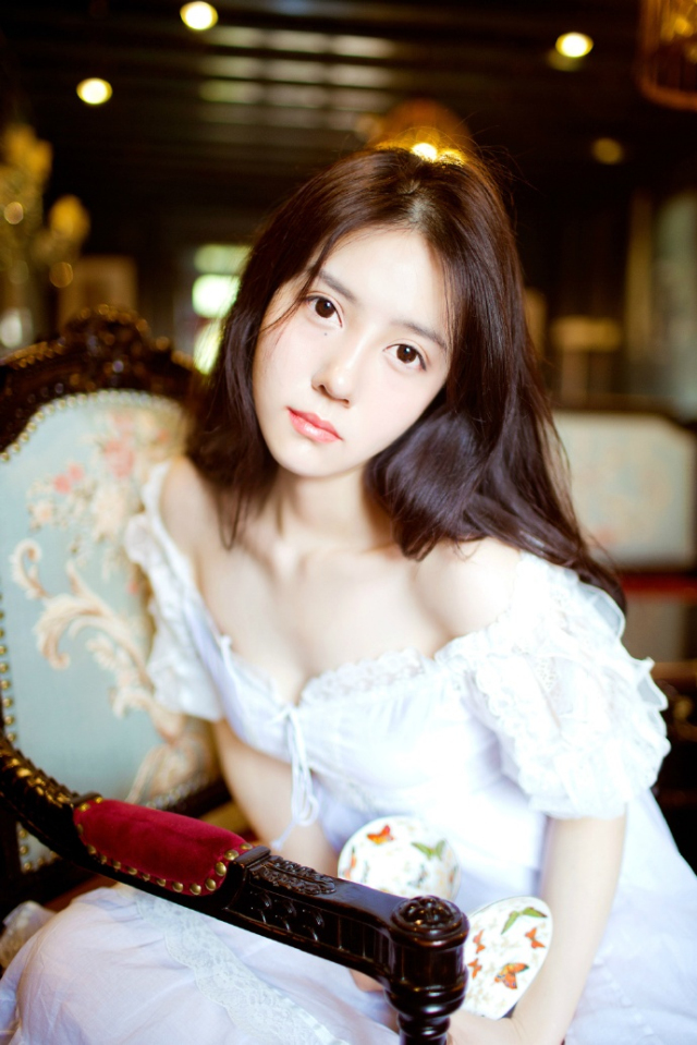 “血腥味儿~”虎卫统领抬头，冷冷的看向前方，沙哑的声音里，带着一股对鲜血的狂热，山道上空无一人，远处已经能够看到的军营也是冷清清一片，看不出有丝毫人烟。